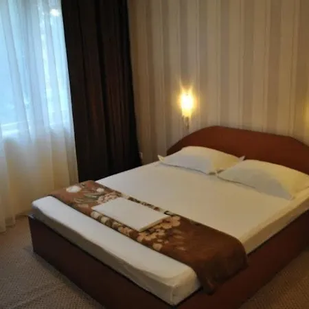 Ξενοδοχείο Holiday 3*