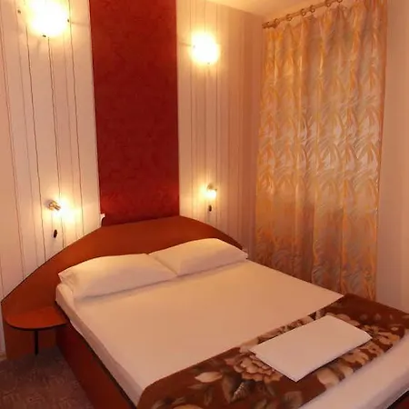 Ξενοδοχείο Holiday 3*